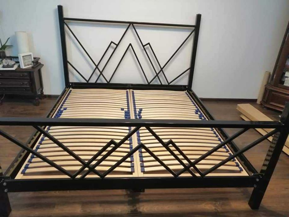 Czarne Łóżko Loft