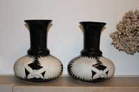 Duas jarras em louça de cor preta decoracão em branco