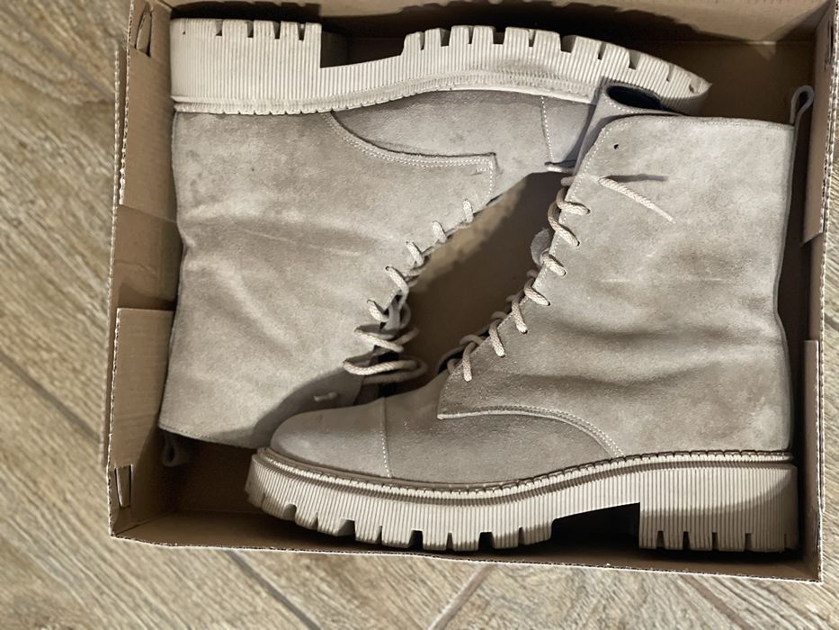 Продам замшеві зимові ботинки