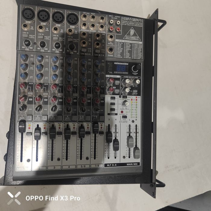 colunas 2 tripés mesa de mistura um amplificador