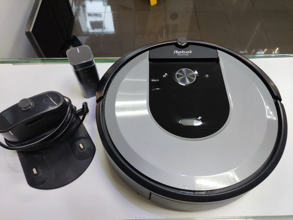 iRobot roomba I7 z stacją ładującą i ścianą
