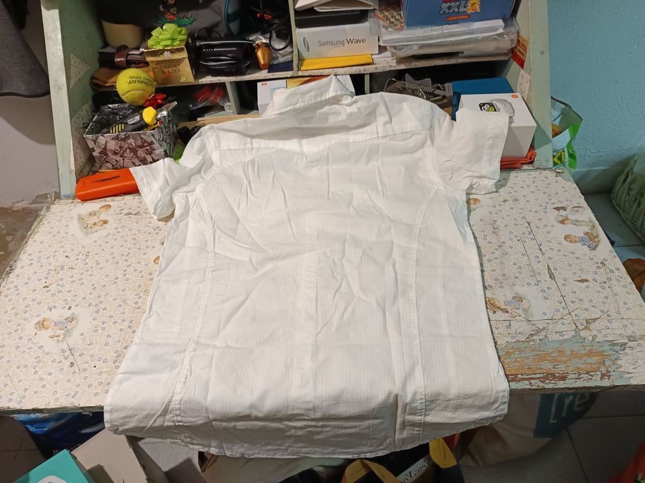 Vendo a camisa branca para mulher bom estado