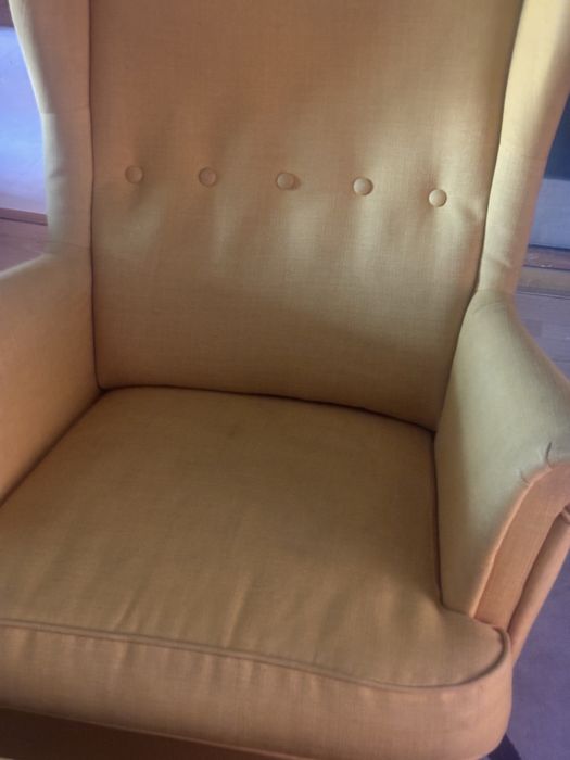 Cadeirao e pufe amarelo do Ikea