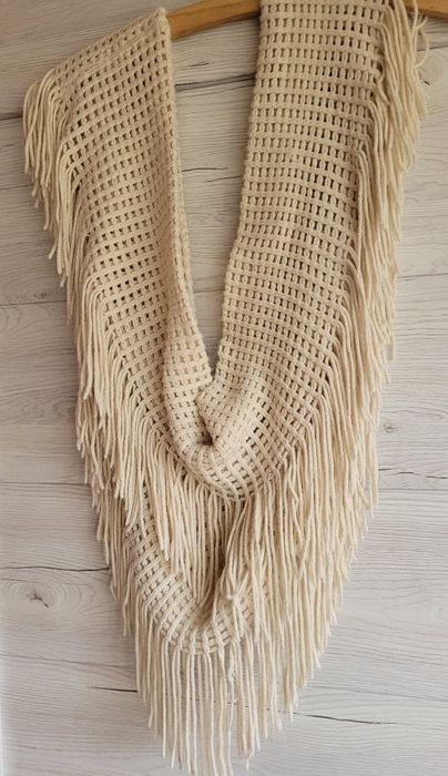 Śliczny komin szal z licznymi frędzlami