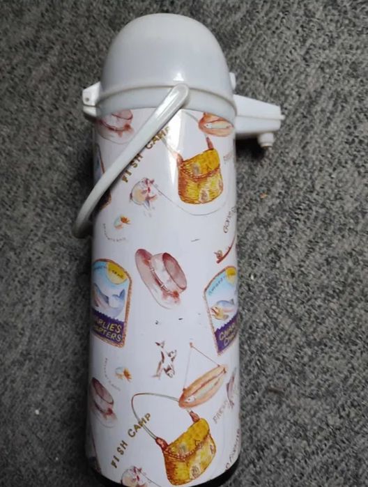 Duży termos z pompką o pojemności  1,7 l.