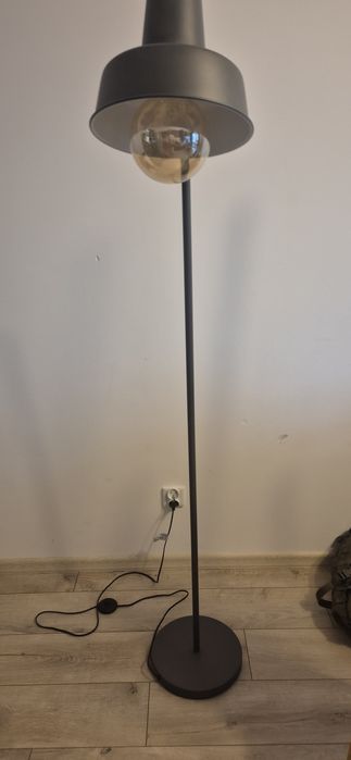 Lampa stojąca szara