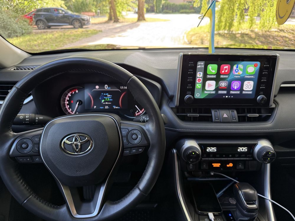 Продам TOYOTA RAV4 2021 року брала в автосалоні є всі документи