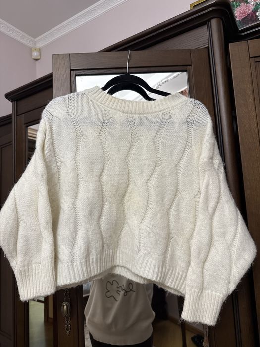 Білий жіночий светр
