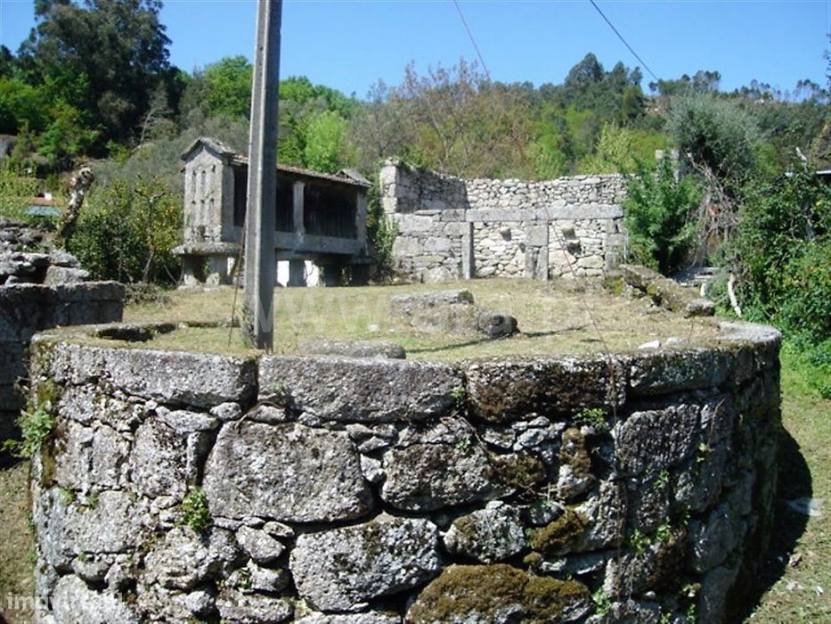 Duas casas para restauro espigueiro num lote de 1.400m2