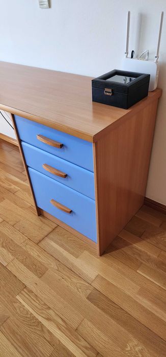 Secretária em L, com Estante