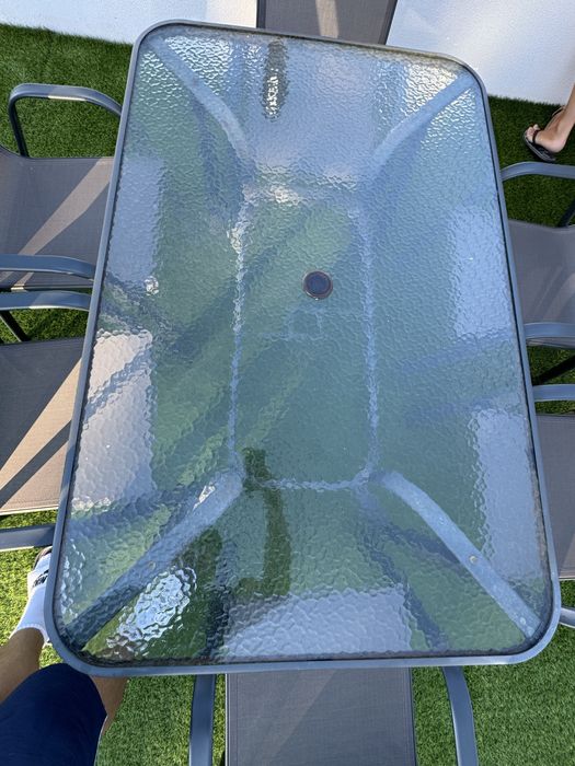 Mesa de vidro com cadeiras