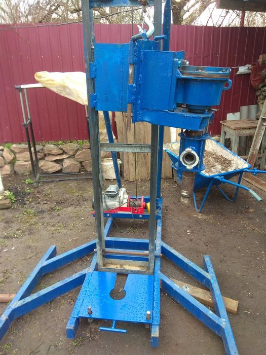 Продается малгобаритная буровая установка для скважины в комплекте