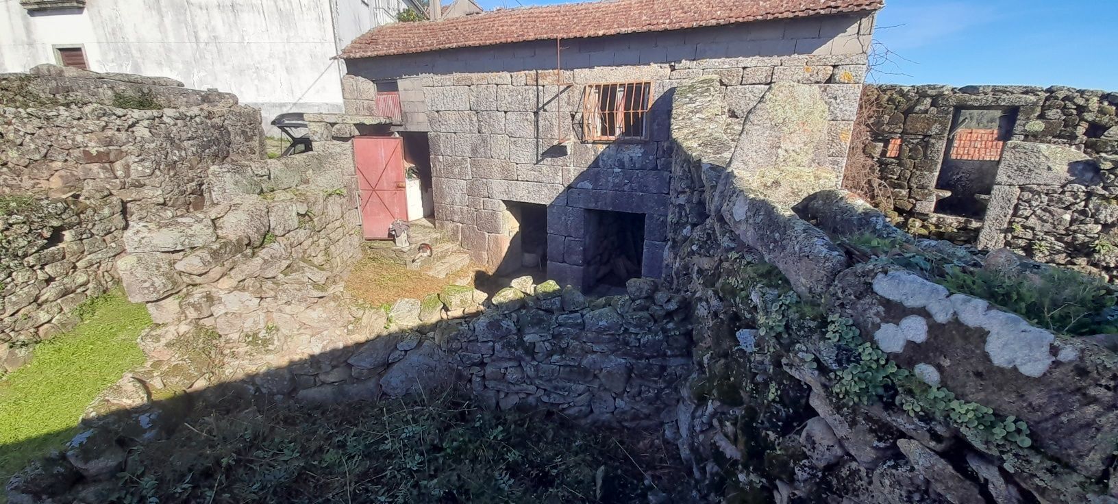 Terreno com 2 casas em pedra