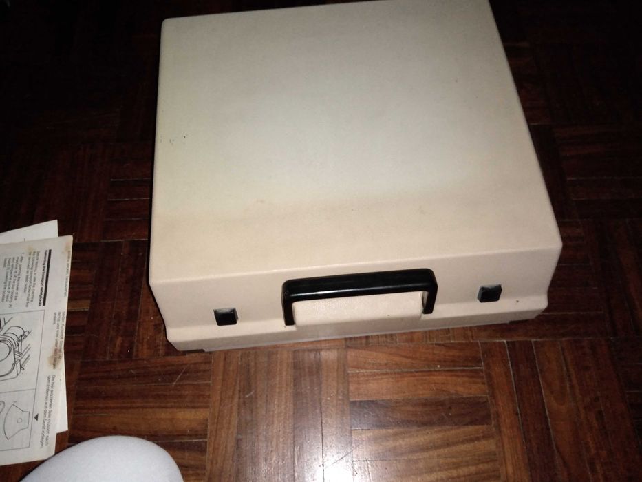 Maquina de escrever a funcionar