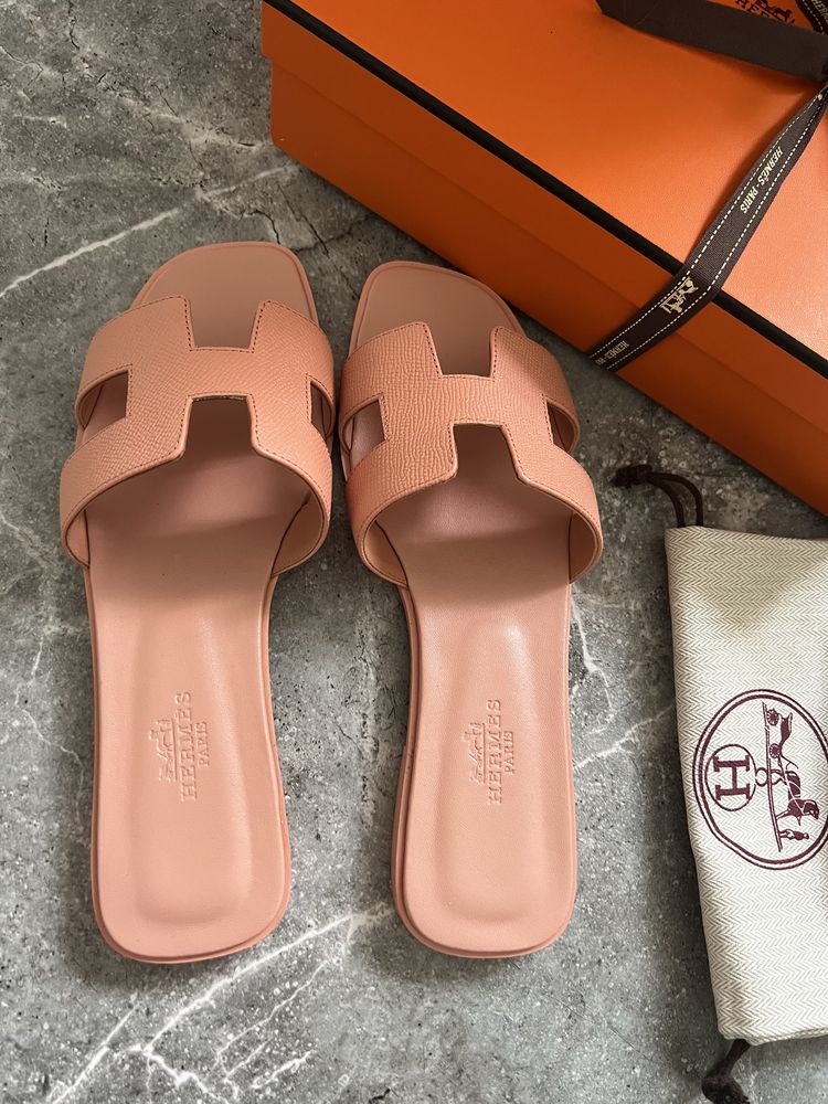 Klapki w stylu Hermes Oran