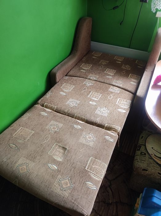 Fotel łóżko jednoosobowe.