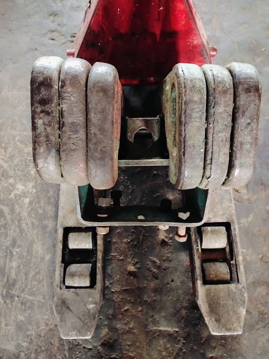 Задній міст трактора ЮМЗ-6 і інші запасні частини.