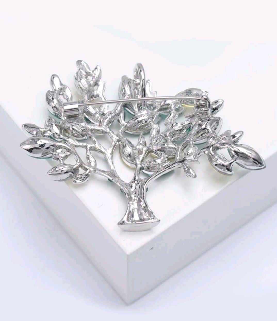 Broszka drzewko z zielonymi kryształkami