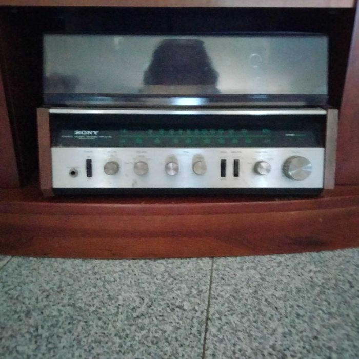 Rádio e Gira Discos Sony com duas colunas