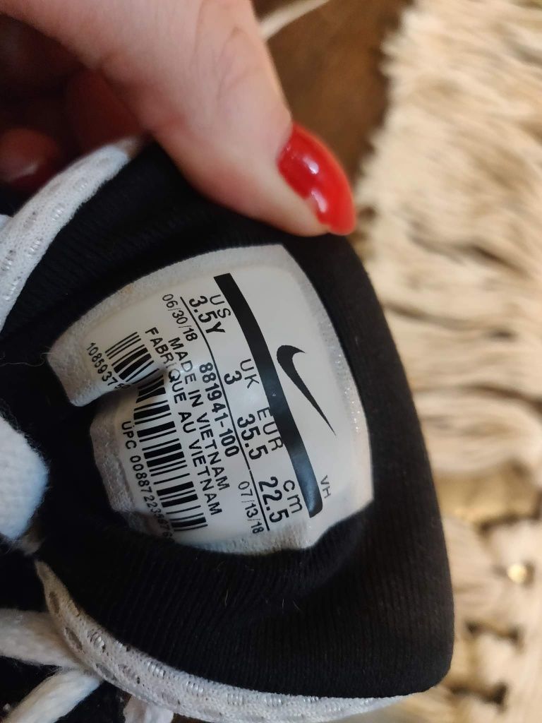 Buty Nike Team Hustle DB
