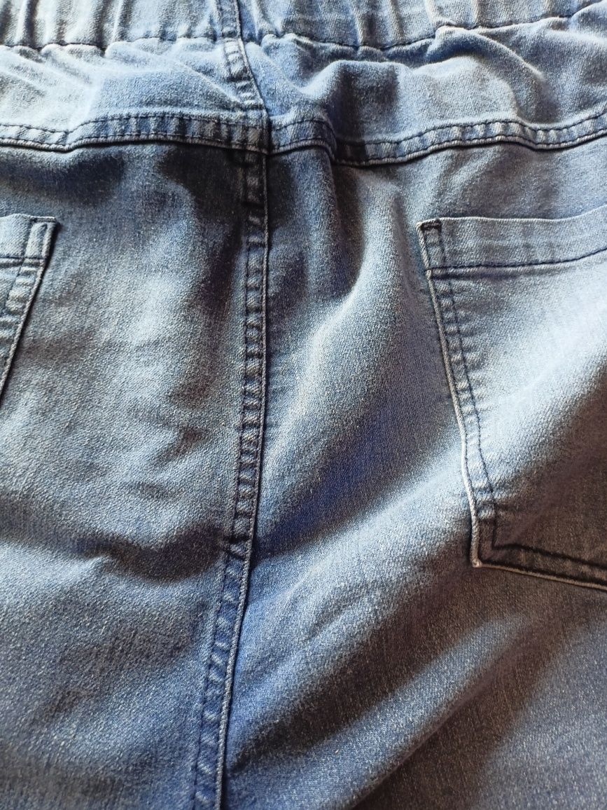 Spodnie jeansowe z bawełną w gumę w pasie rozm 50 i więcej.