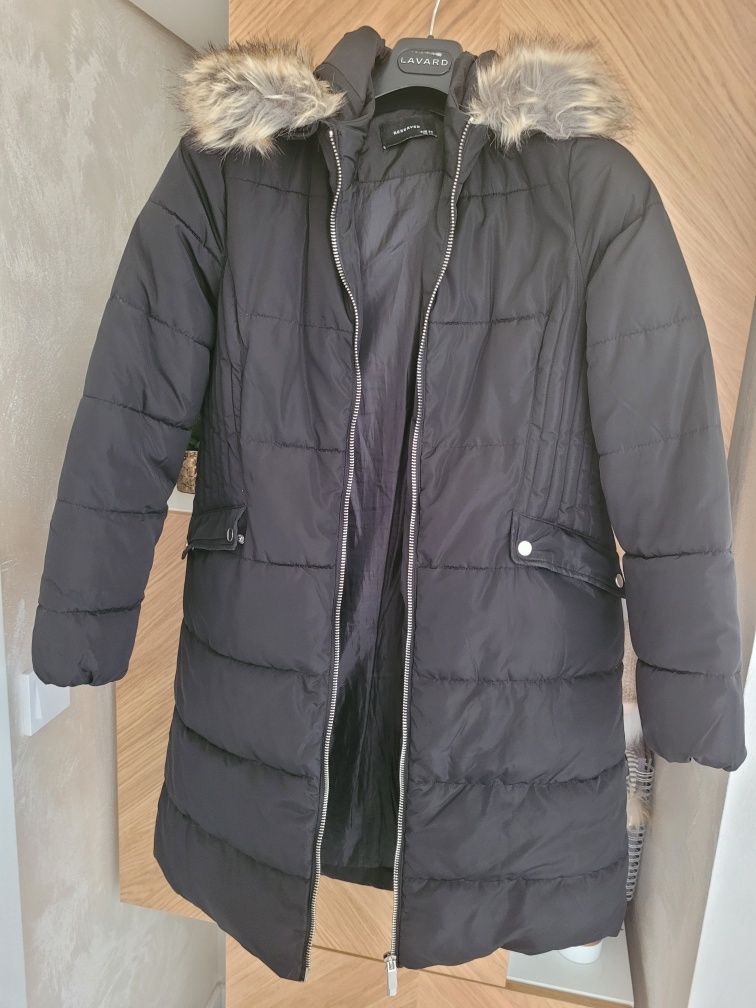 Czarna taliowana zimowa kurtka Reserved rozm 38