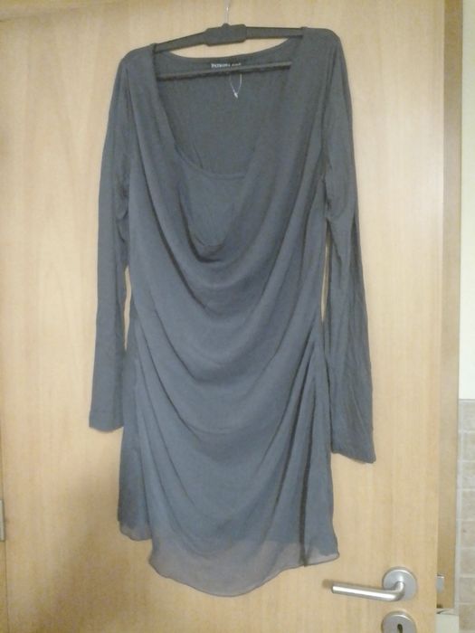 Blusa comprida tipo seda com manga comprida, serve para uma cerimônia