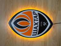 Логотипы спортивных клубов со светодиодной подсветкой.