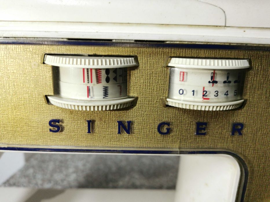 Máquina de Costura - Singer - Mod. 700G - Bom Estado