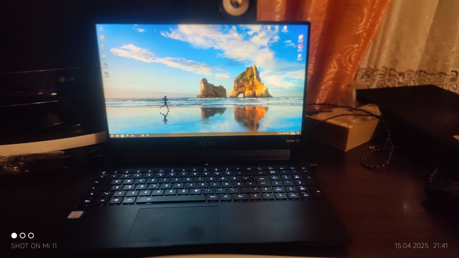 Gigabyte aero 15, RTX 2070 8gb,144hz, 16gb ram ddr4, ssd512 M2,