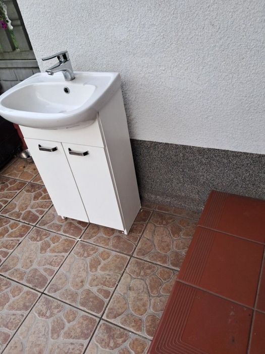 Umywalka z bateria i szafka