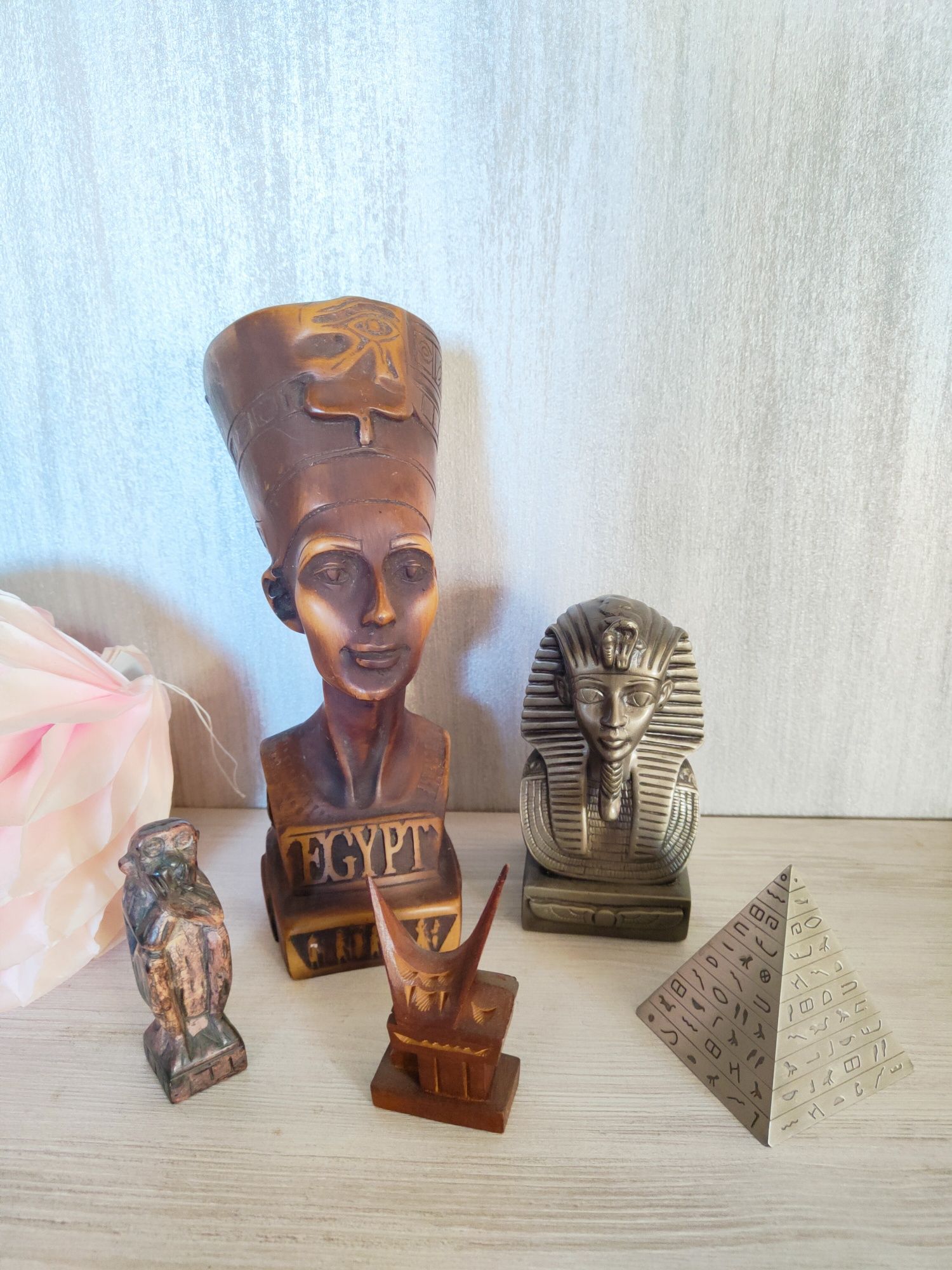 Бюст фараона, Нефертити, пирамида и другой винтаж
