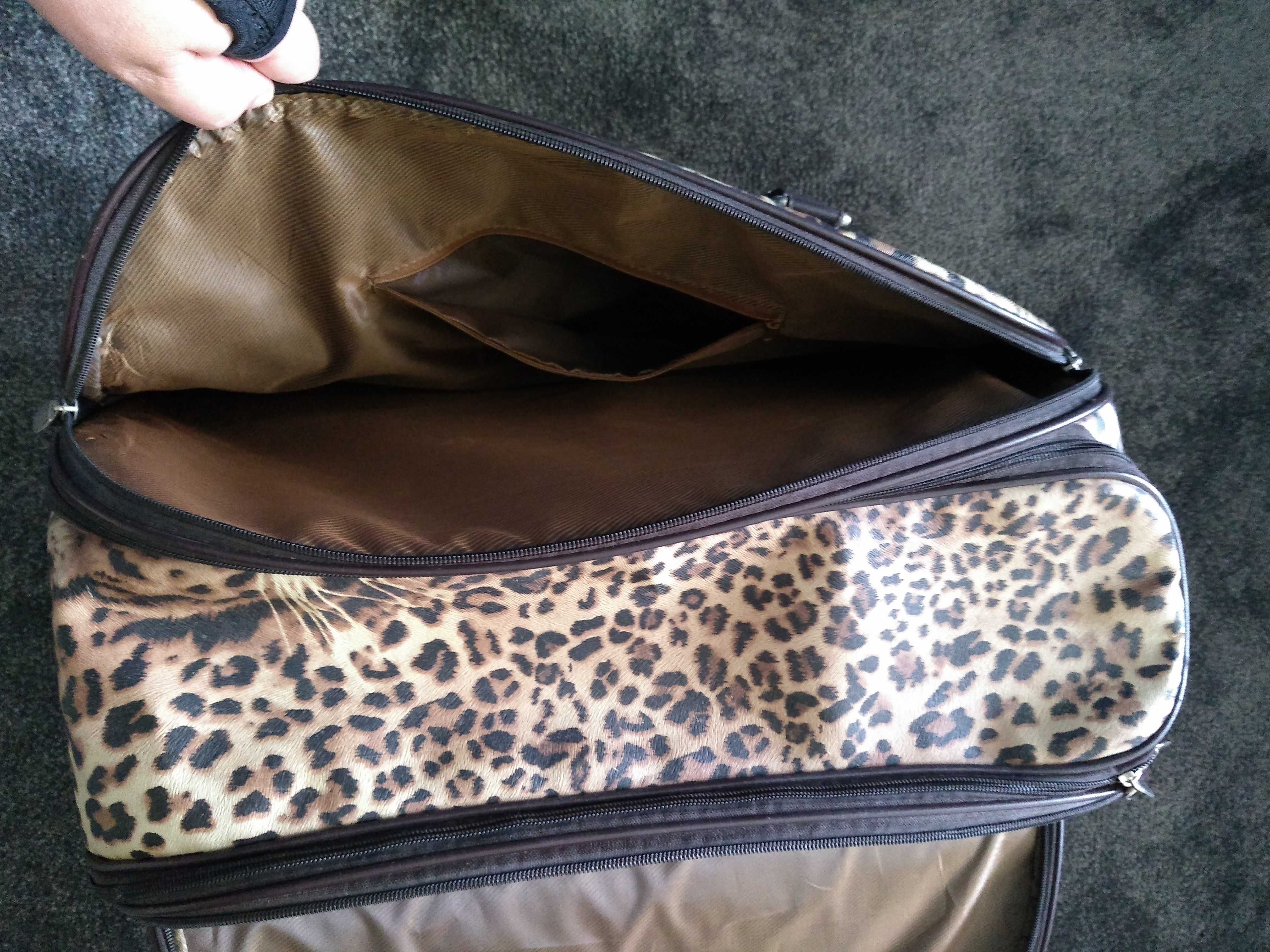 Elegancka torba/walizka na kółkach z wysuwana rączka, bagaż podręczny