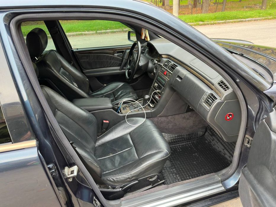 Mercedes-Benz E-Class W210