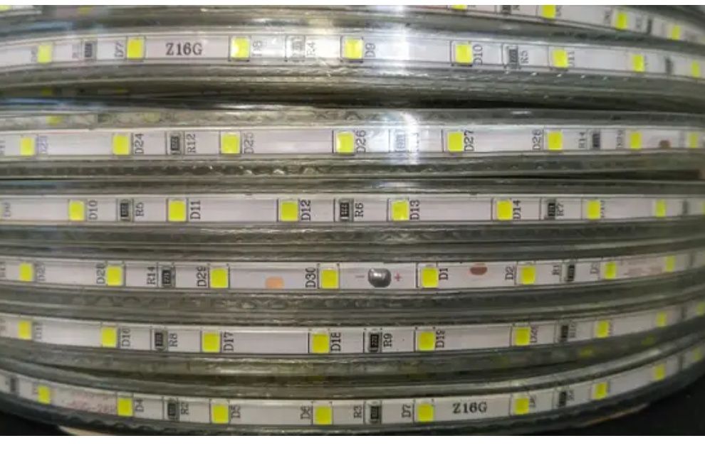 Світлодіодна стрічка BIOM 220В - 120 діодів на метр в сіліконі Диодная