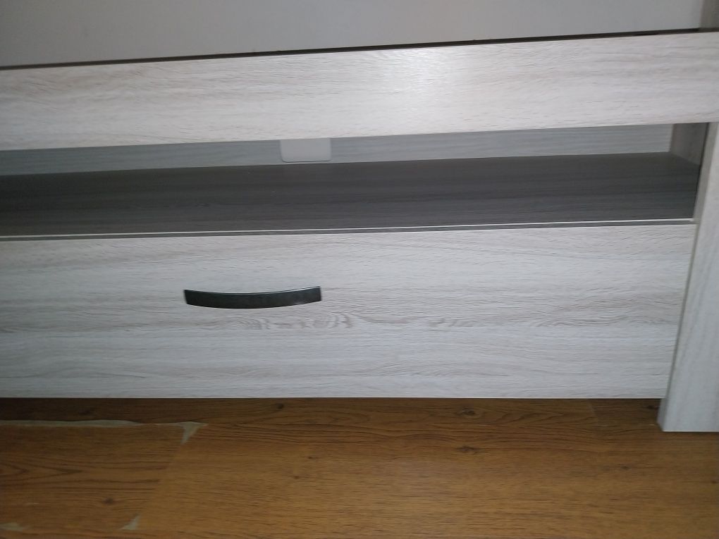 Mesa de TV e cristaleira