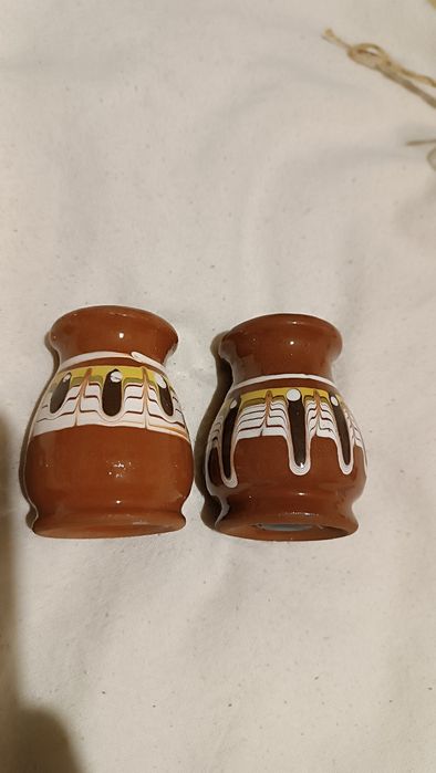 Солонка та перечница в етнічному стилі