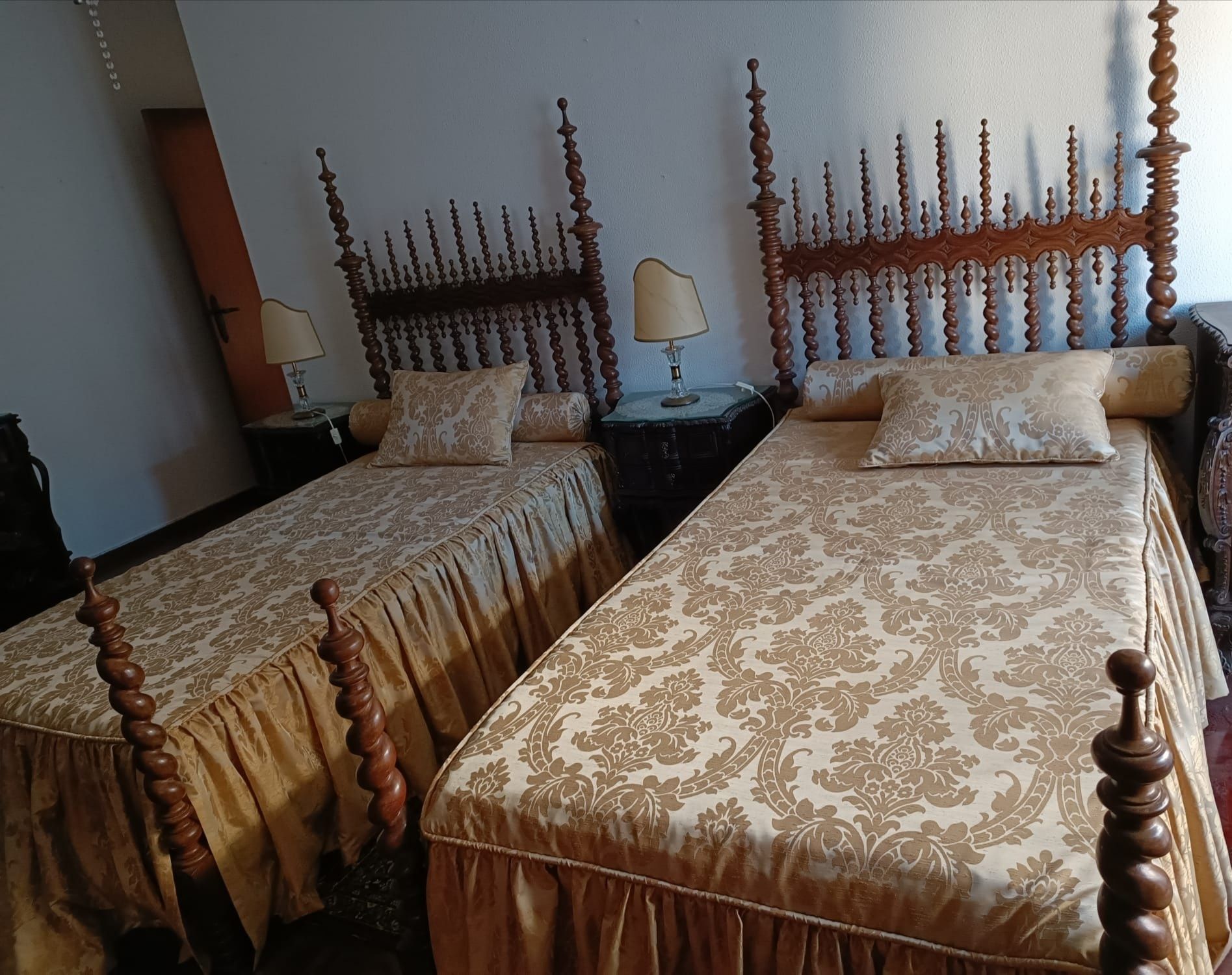 2 camas em madeira, colchões e com colchas e almofadas