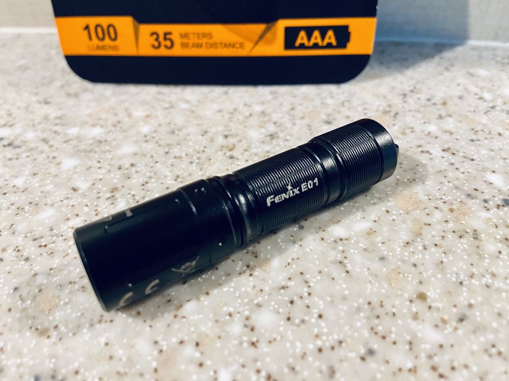 Mini latarka brelok Fenix E1 v2 bateria AAA 100lumen