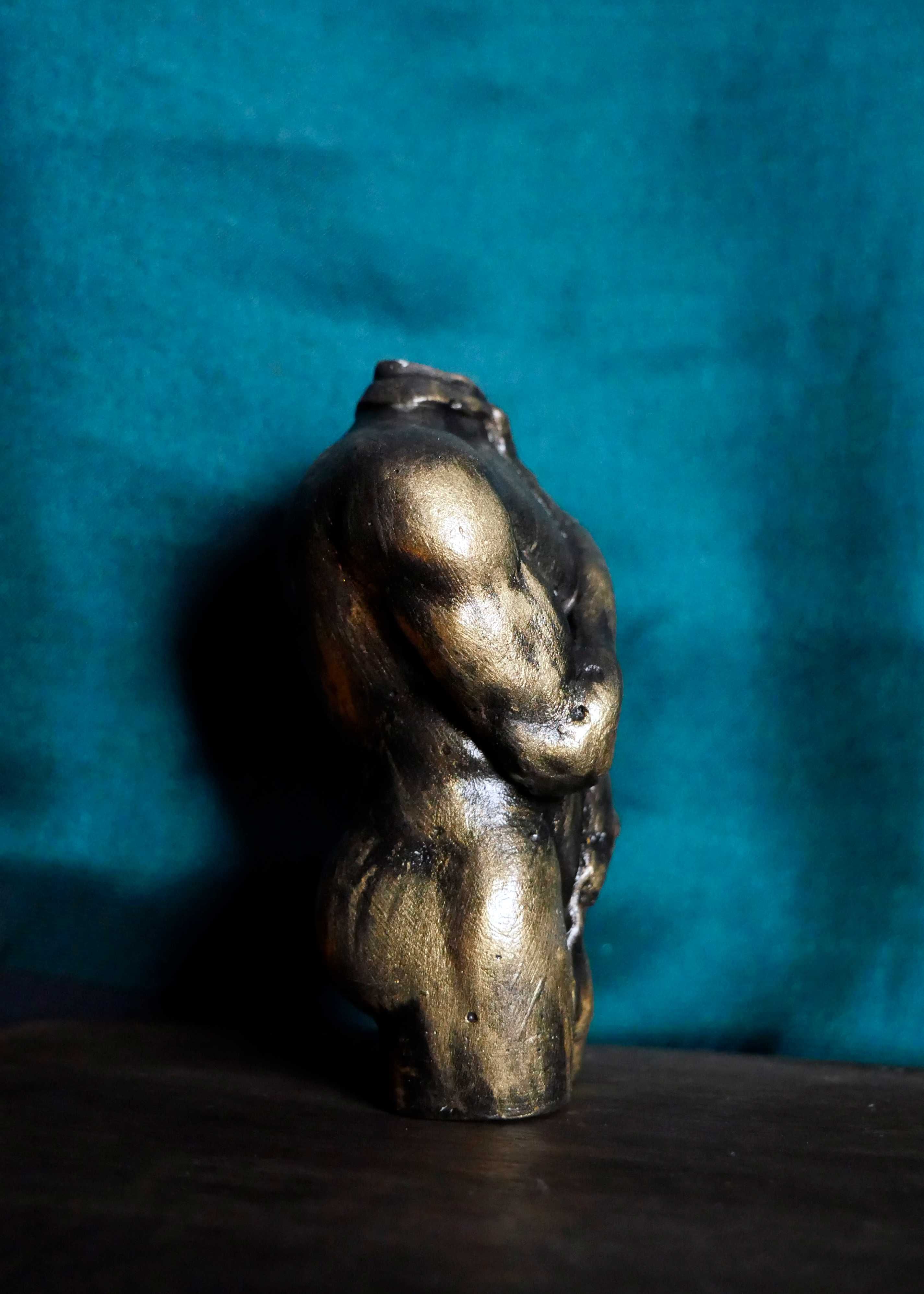 Rzeźba z gipsu - złoty mężczyzna w krawacie, 8,5cm