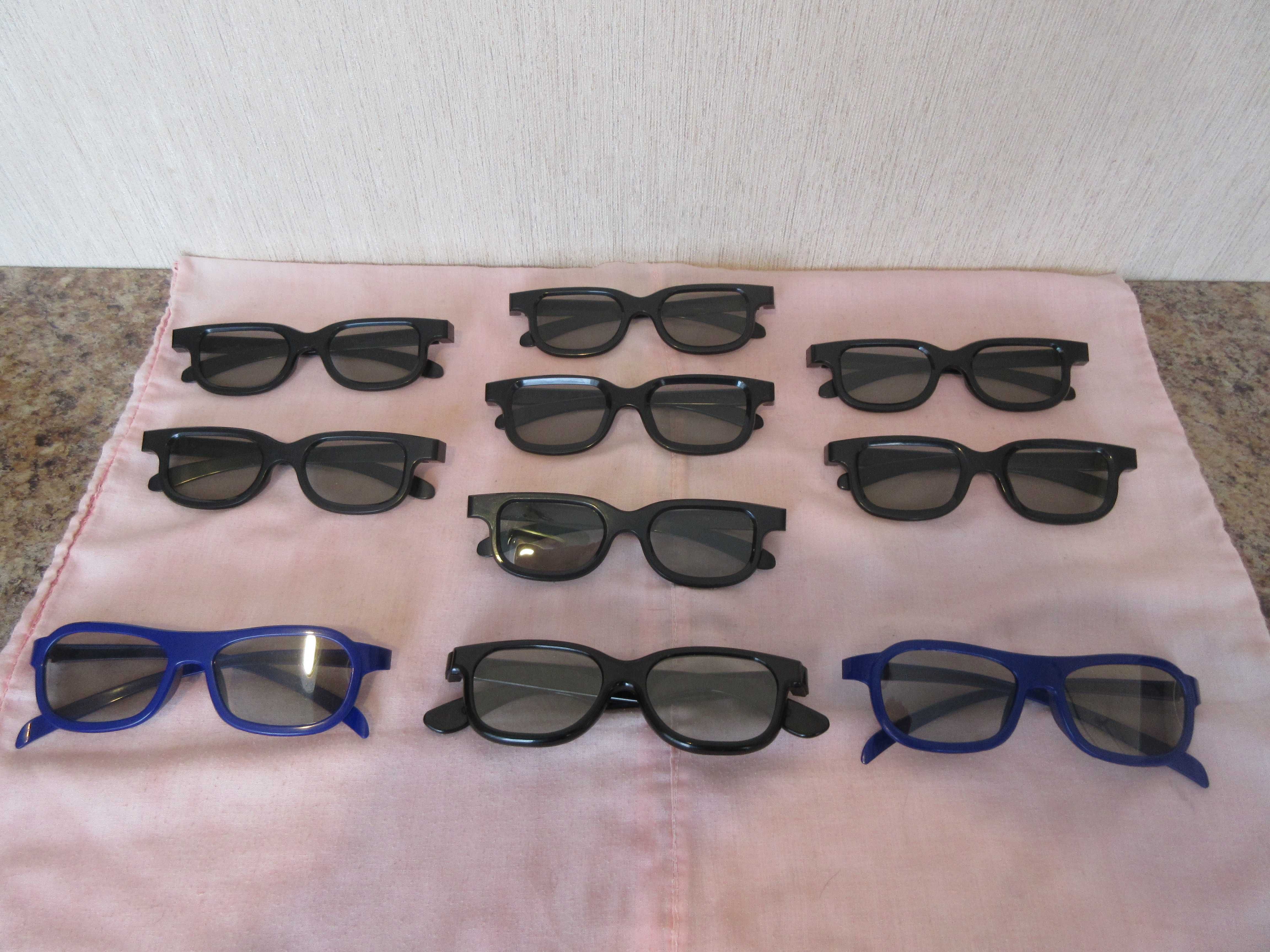 Очки солнцезащитные и очки 3D для просмотра фильмов.