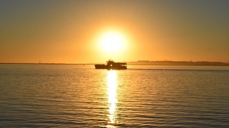 Quarto (suite RIA) vista mar e piscina em Fuzeta-Moncarapacho