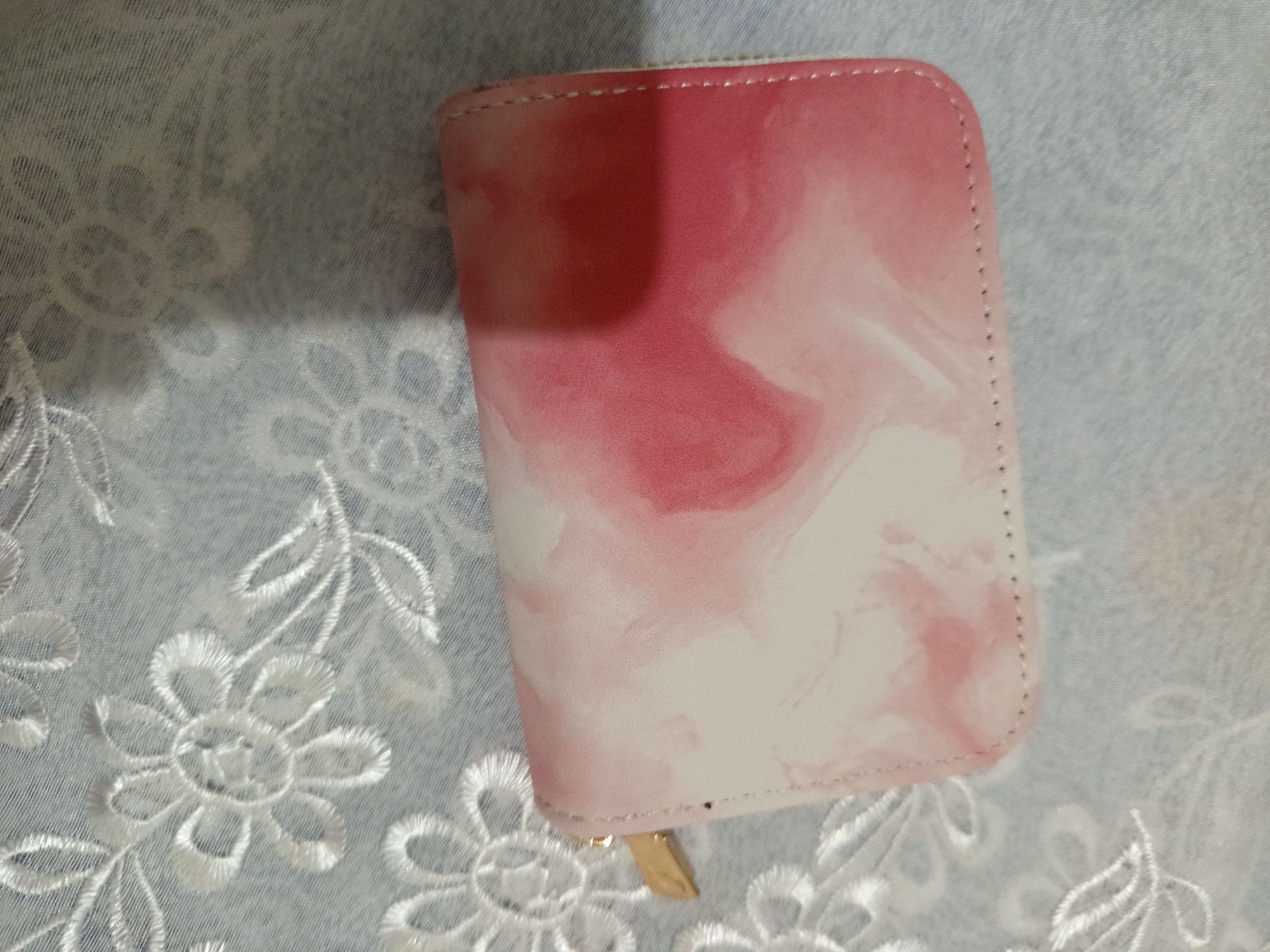 Porta moedas rosa.
