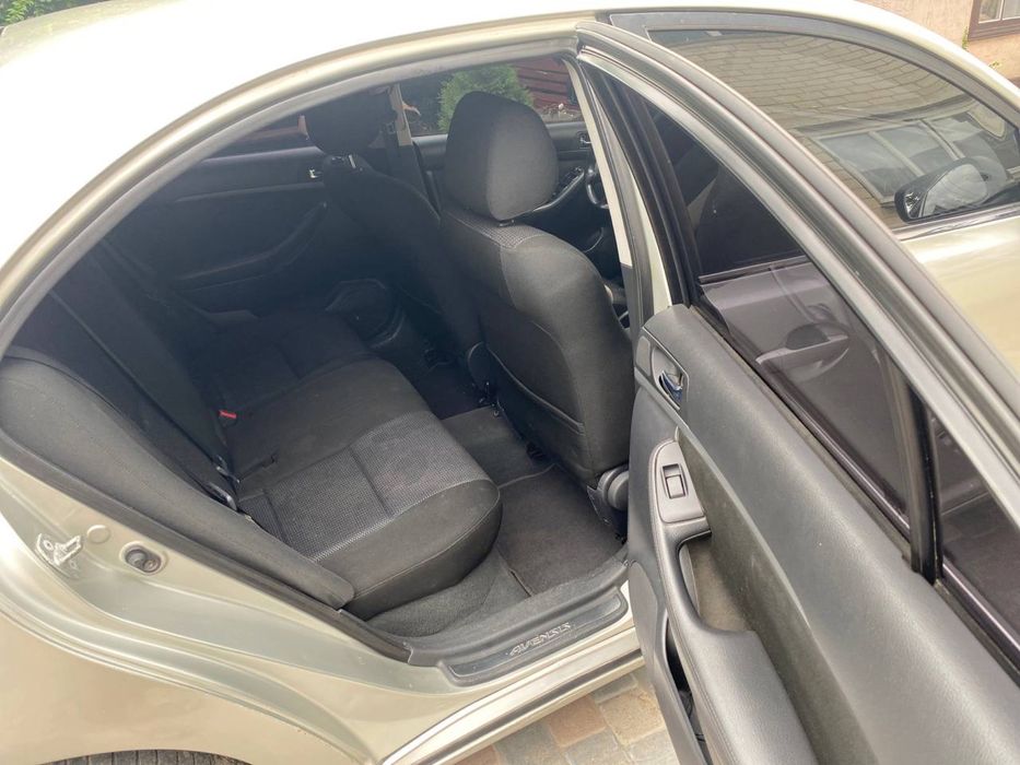 Toyota avensis 2003