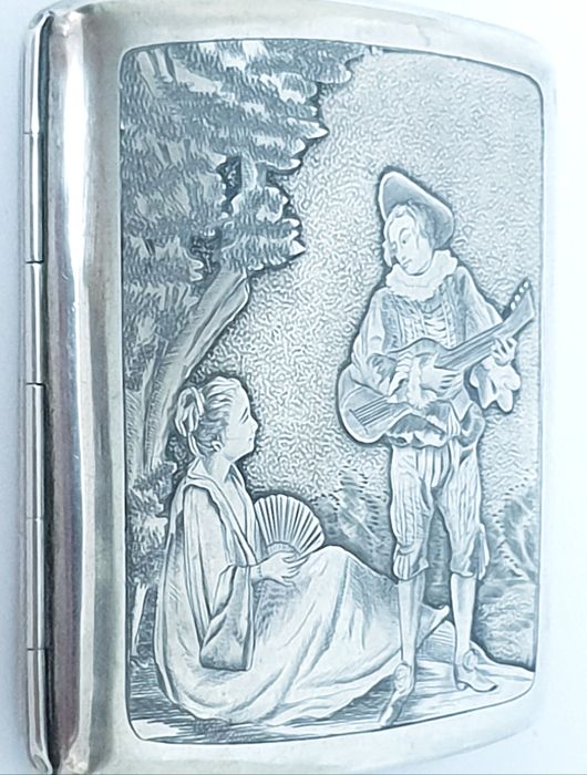 Fantástica antiga cigarreira com gravura romântica - prata contrastada