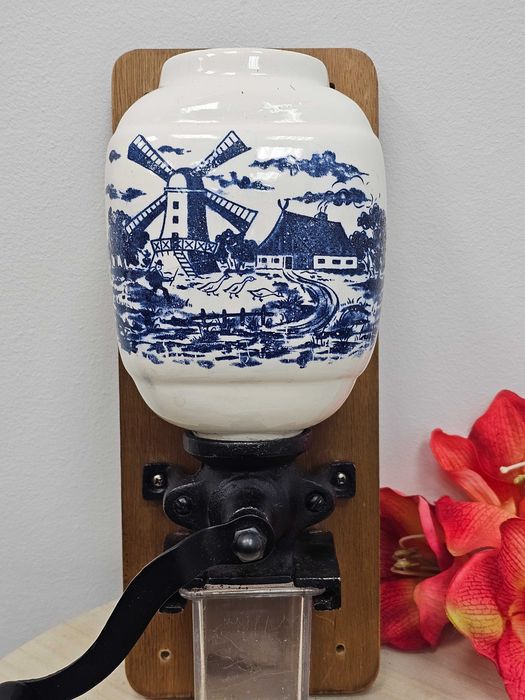 Stary młynek do kawy – ścienny, ręczny, retro