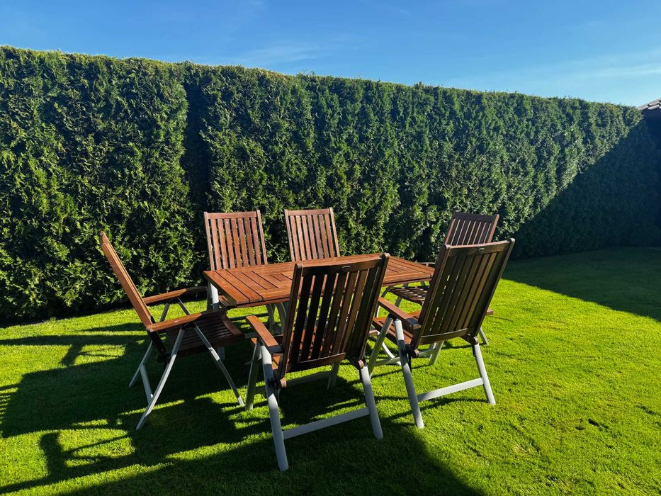 Komplet mebli ogrodowych (stół i 6 krzeseł) w bardzo dobrym stanie