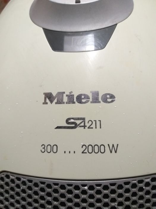 Aspirador de saco MIELE 2000w potente e impecável.
