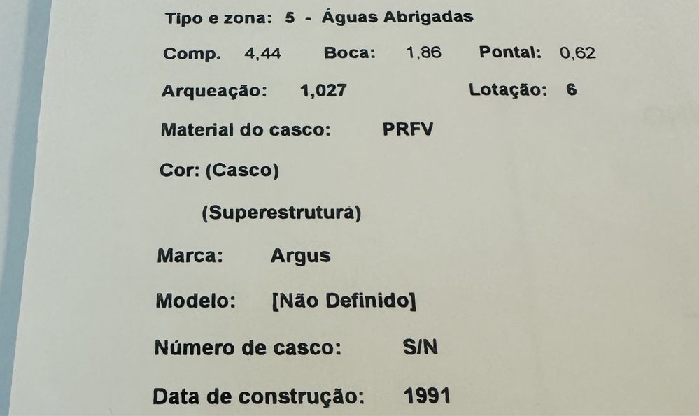 Barco Argus 505 com atrelado, usado em água doce