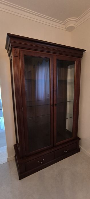 Vitrine em madeira maciça e vidro